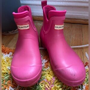 PEPTO PINK LOW BACK HUNTER BOOTS. HUNTER BRAND RAIN BOOTS. PINK RAIN BOOTS
